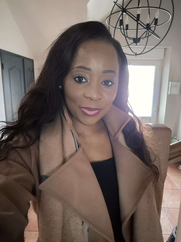 Portrait de Eliane Mireille Goma-Madzou, Représentante de l'association en France